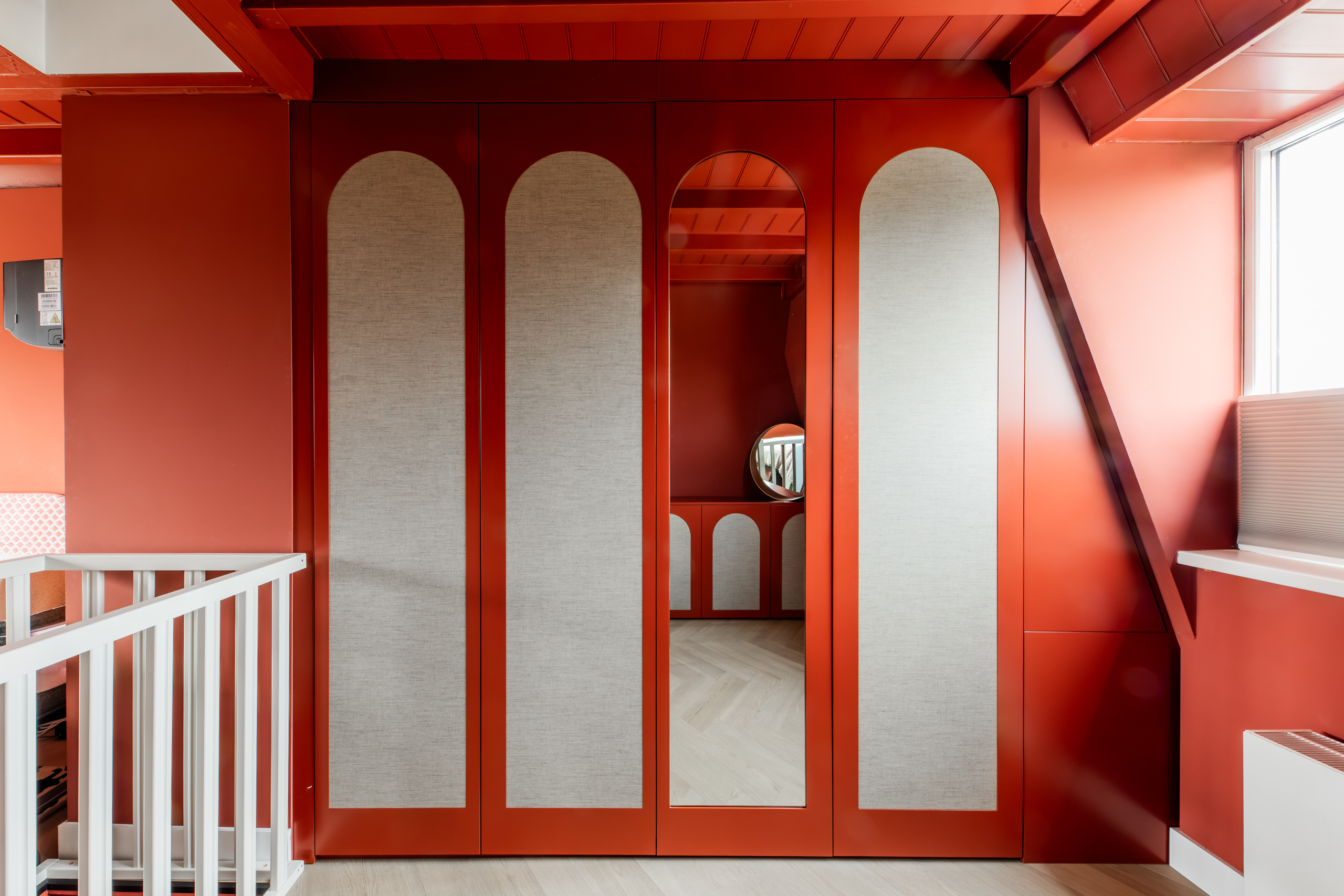 Zolderkast met doorloop & ronde panelen